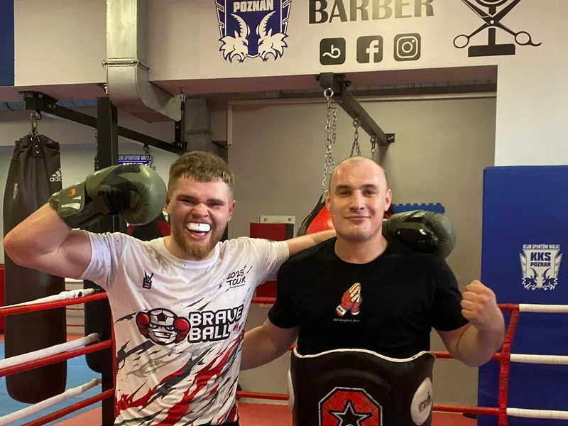 Janek Matyjaszczyk z partnerem treningowym w klubie KKS Sporty Walki Poznań