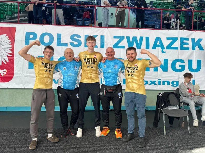 Janek Matyjaszczyk z drużyną pod banerem Polskiego Związku Kickboxingu